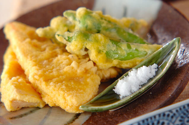 和食器に盛られた水煮たけのこの天ぷら