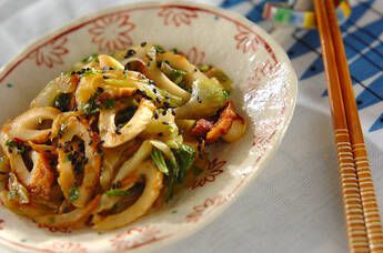 葉も使って色鮮やかに！セロリのきんぴら