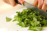 葉も使って色鮮やかに！セロリのきんぴらの下準備1