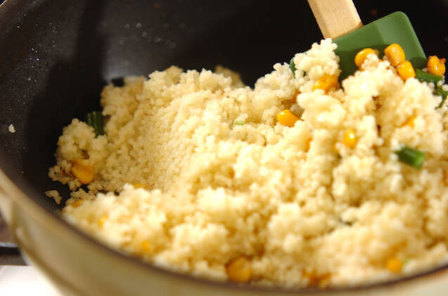 クスクスとコーンのバター炒めの作り方の手順5