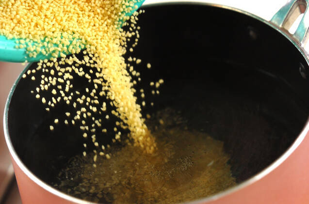 クスクスとコーンのバター炒めの作り方の手順1