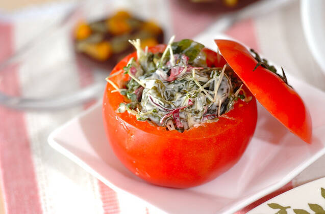 トマトカップに盛られた海藻とスプラウトのサラダが、白い角皿に置かれている