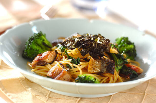 白い皿に盛り付けたさんまと春菊の和風パスタ