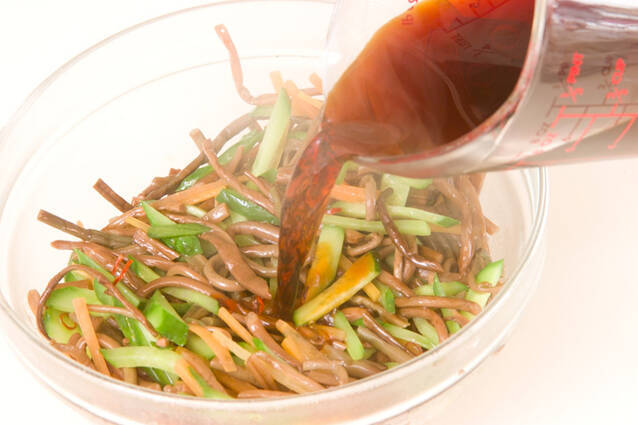 ゼンマイピリ辛炒めの作り方の手順5