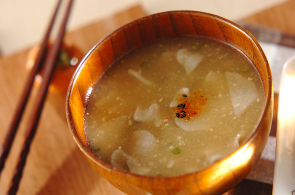 茶碗に盛られた里芋の味噌汁