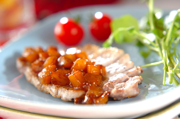 角切りパイナップルのバターしょうゆソースがけポークソテー