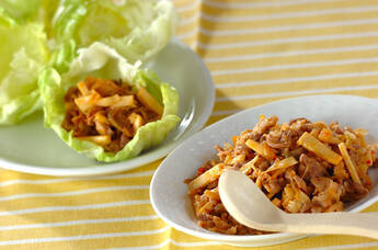 豚肉の甘辛炒めレタス包み