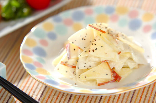 カブとリンゴのヨーグルト和え