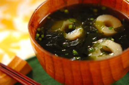 麩とワカメのお吸い物