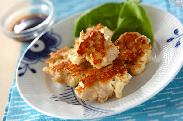 白いプレートに盛り付けられたクリームチーズ入りひと口つくね