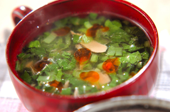 赤いスープカップに盛られた小松菜とツナ缶の中華スープ