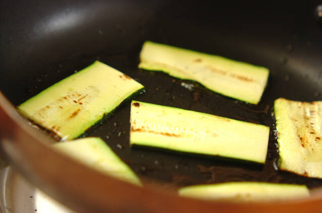 ズッキーニとサーモンのケイパークリームチーズサンド♪の作り方の手順2