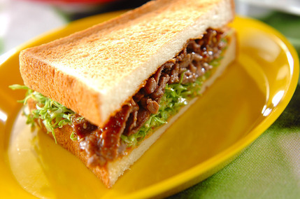 黄色い皿に盛り付けた焼き肉トーストサンド