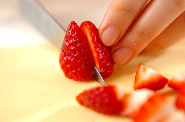 簡単イチゴ入りシュークリームの作り方の手順1