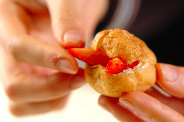 簡単イチゴ入りシュークリームの作り方の手順2