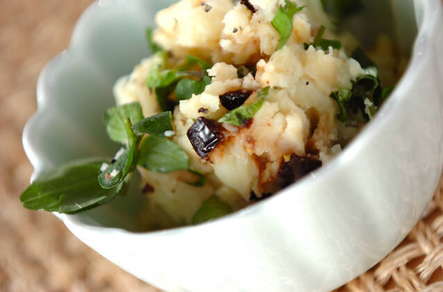 白い皿に盛られたクレソンのじゃがいもサラダ