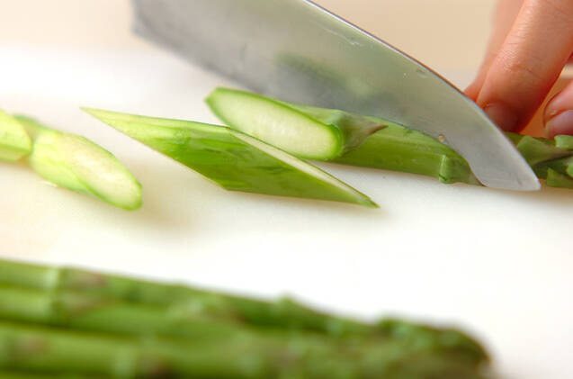 アスパラのゴマ和えの作り方の手順1