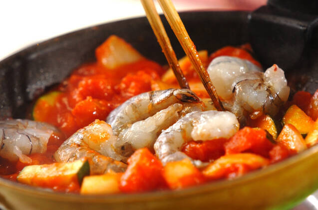 エビとズッキーニのトマト煮ライスの作り方の手順3