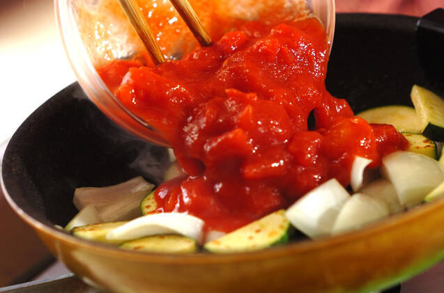 エビとズッキーニのトマト煮ライスの作り方の手順2