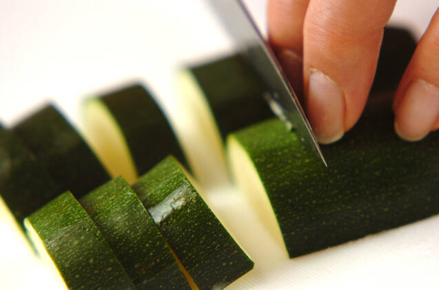 エビとズッキーニのトマト煮ライスの作り方の手順1