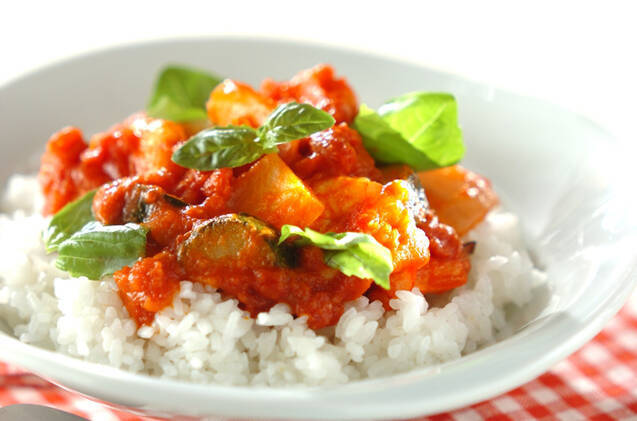 白い器に盛られたズッキーニとエビのトマト煮ライス