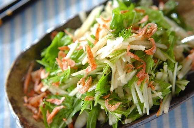 陶器に盛り付けた梨と水菜のサラダ