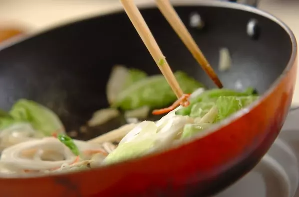 【チキンラーメンアレンジ】チキンラーメンで天津麺の作り方1