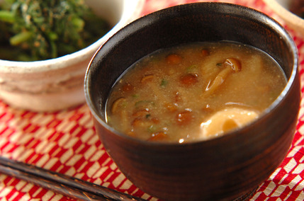 ナメコと麩のみそ汁