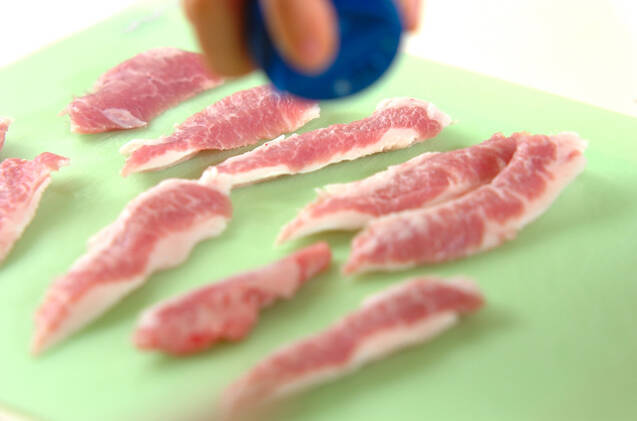 豚トロと小松菜のショウガ風味の作り方の手順1