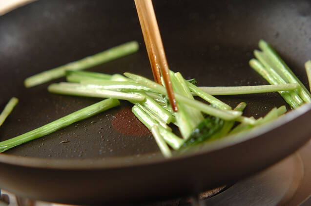 豚トロと小松菜のショウガ風味の作り方の手順2