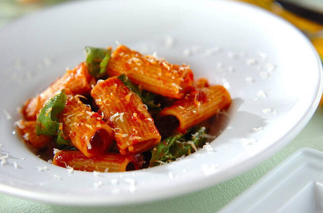 白いパスタプレートに盛り付けた、アラビアータのリガトーニ