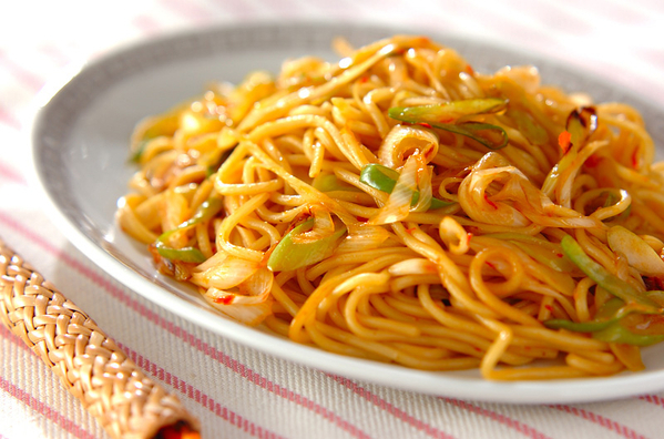 丸い皿に盛られた、ねぎの山椒焼きそば