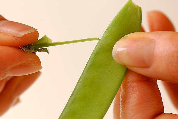 キヌサヤとモヤシの卵とじの作り方の手順1