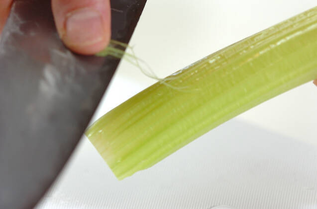 セリとセロリのユズコショウ炒めの作り方の手順2