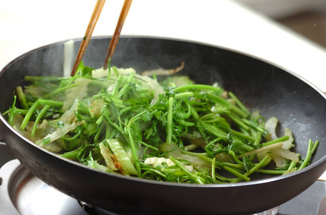 セリとセロリのユズコショウ炒めの作り方の手順5