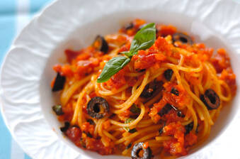 オリーブ入りトマトパスタ