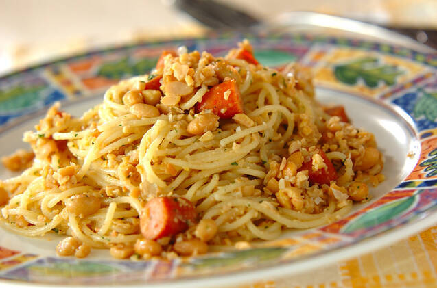 カラフルな平皿に盛り付けられた大豆とチョリソーのパスタ