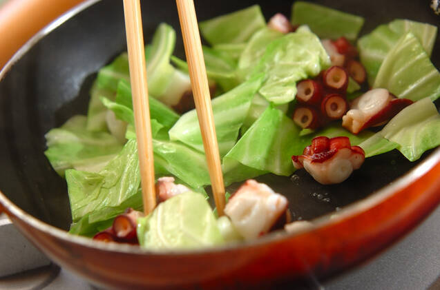 タコとキャベツのソース炒めの作り方の手順2