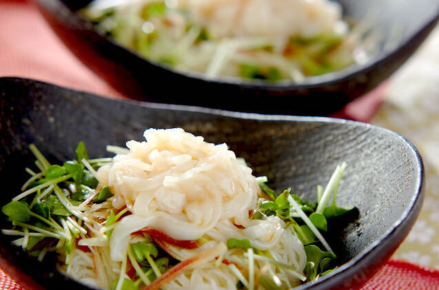 黒いお皿に入ったいかそうめんのせそうめん