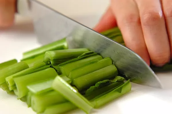 簡単副菜！さつま揚げと小松菜の煮物の作り方1