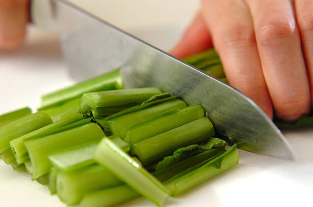 簡単副菜！さつま揚げと小松菜の煮物の作り方の手順1