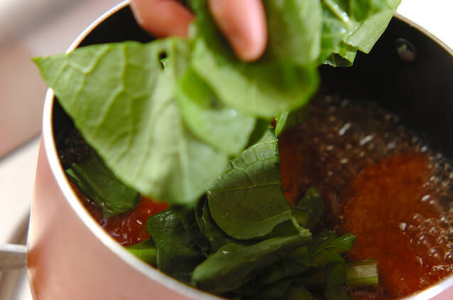 簡単副菜！さつま揚げと小松菜の煮物の作り方の手順2