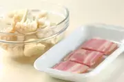 カリフラワーとベーコンの塩蒸しの下準備1