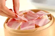 カリフラワーとベーコンの塩蒸しの作り方1