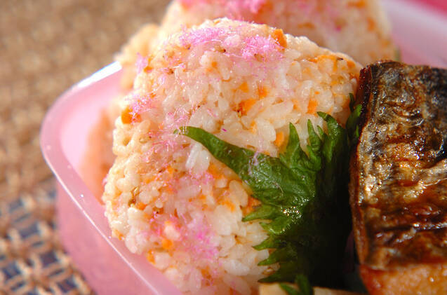鮭と大葉の桜餅風おむすび