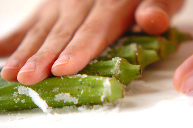 ちくわのオクラ詰めの作り方の手順1