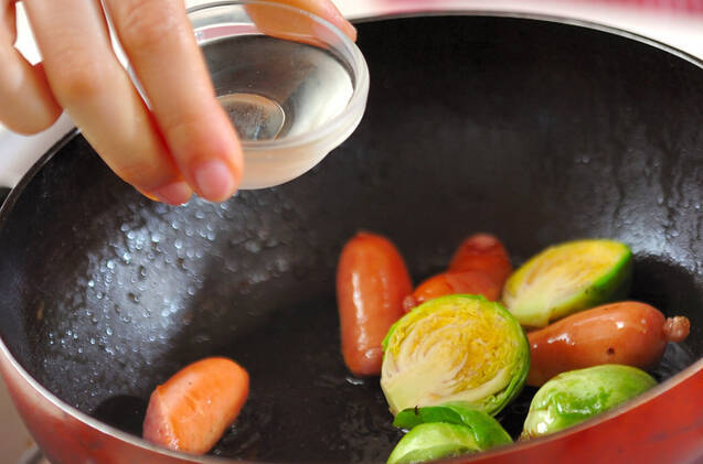 ソーセージと芽キャベツの白ワイン蒸しの作り方の手順2