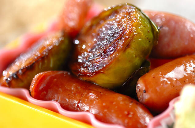 ソーセージと芽キャベツの白ワイン蒸し