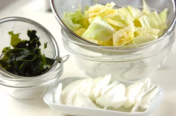 春キャベツとワカメの中華和えの下準備1