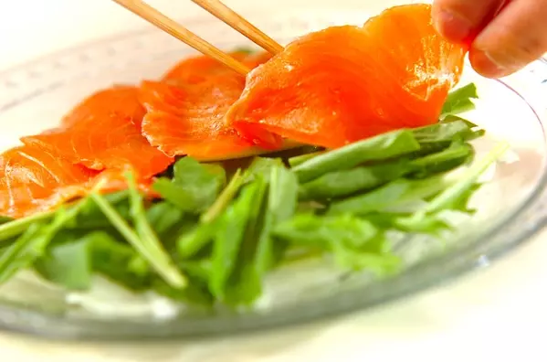 簡単おしゃれ！華やかスモークサーモンのカルパッチョの作り方1